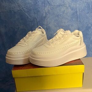 Stylish White Platform Sneakers sz 8, SL4-1502S004